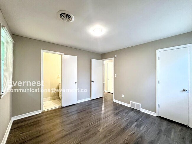 Building Photo - 3685 Woodland Dr