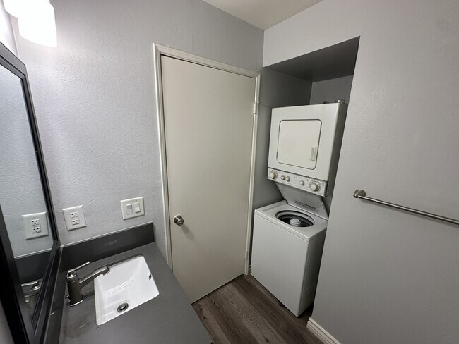 Building Photo - 9900 Jordan Ave