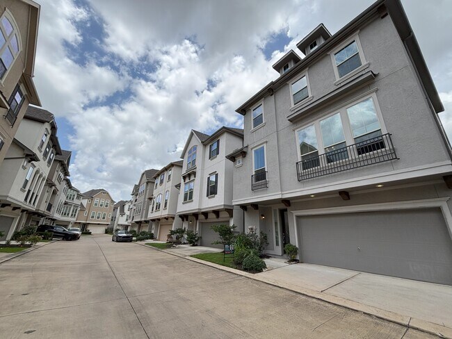 Building Photo - 9611 Knights Station Dr