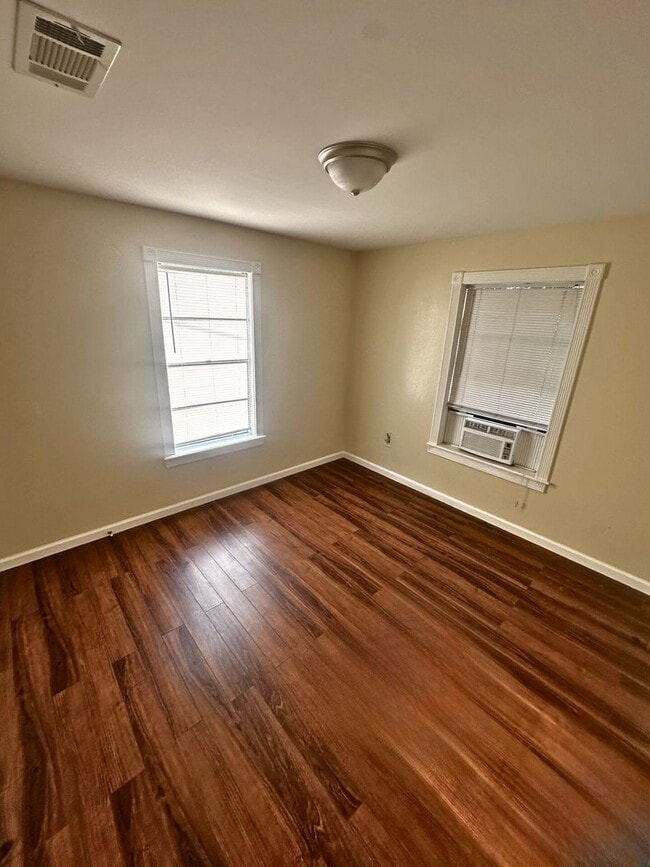 Building Photo - Cozy Charming Country Home