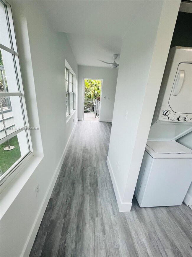 Building Photo - 950 Bay Dr