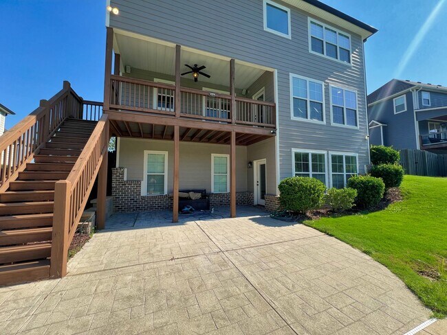 Building Photo - Estate STYLE home with pool and basement i...