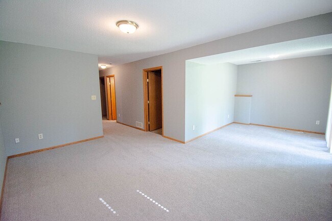 Building Photo - Pristine, Bright, and Move-In Ready in SW Rochester!