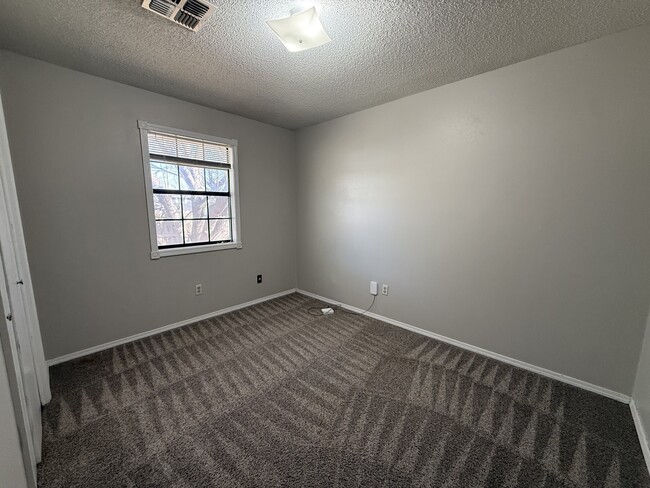 Building Photo - 2204 Post Oak Dr