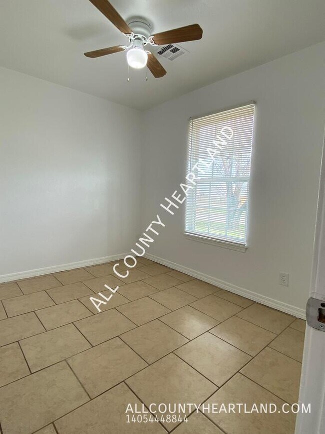 Building Photo - 944 SE 14th St