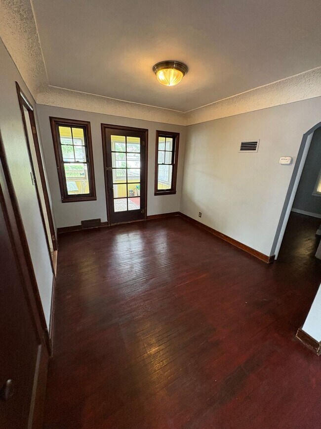 Building Photo - 3 Bedroom Single Family Home