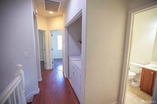 Building Photo - Beautiful updated 3-level, 3BR2.5BA and 2-car garage townhome!