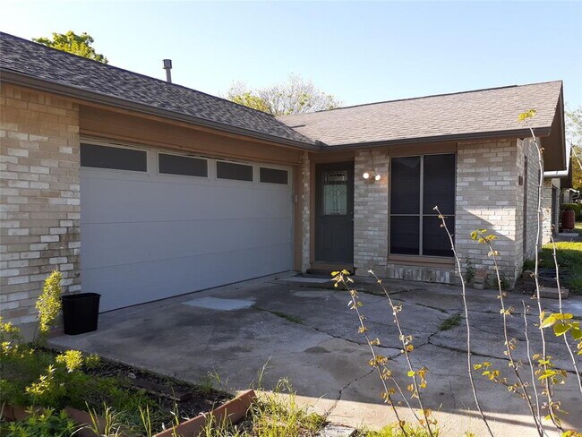 Primary Photo - Charming Ranch Style Home Near Parmer Lane...