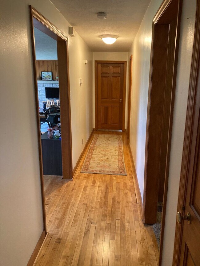 Building Photo - 3 bedroom, 1 bath House: Available August 2026!