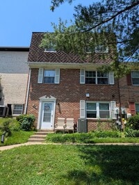 Building Photo - Spacious And Renovated 3 Bed 2 Bath Interi...