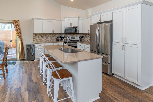 Building Photo - Furnished Spacious Home, Fully Equipped Kitchen, Garage Included