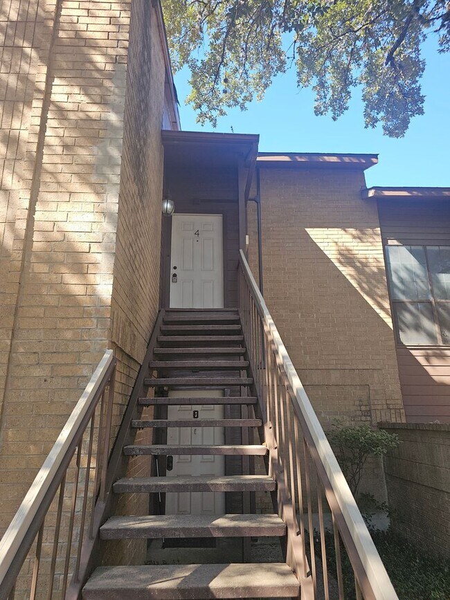 Building Photo - AWESOME 1 BEDROOM CONDO AVAILABLE IN THE M...