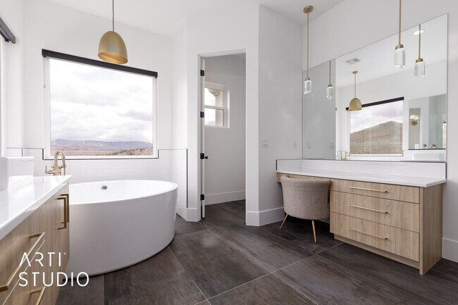 Building Photo - Beautiful 6 Bedroom 4.5 Bathroom Home in D...