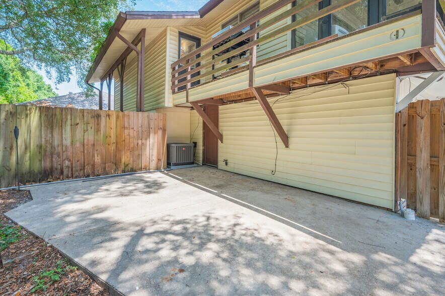 Building Photo - 1002 High Grove Ct