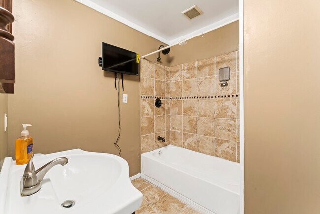 Building Photo - 2404 Saunders Station Rd