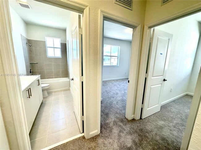 Building Photo - 2657 SE 24th Ct