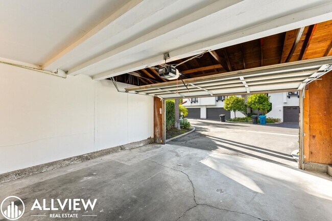 Building Photo - Upgraded 3 Bedroom Townhome in the Gated C...