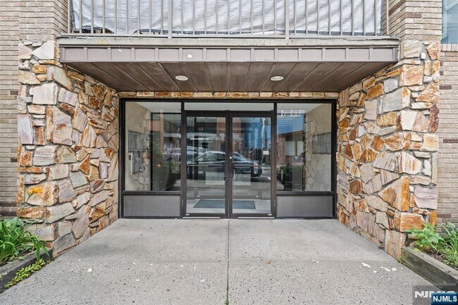 Building Photo - 314 palisade