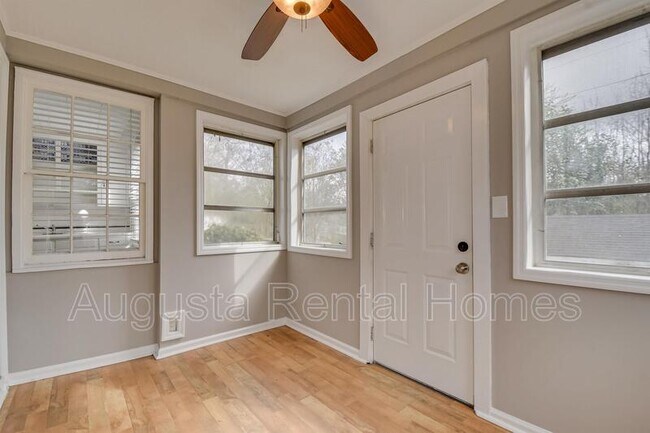 Building Photo - 1019 1/2 Bedford Drive