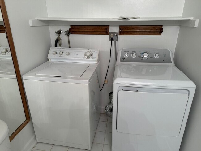 Building Photo - Beautiful 2 Bed 2 Bath Clarendon End-Unit ...
