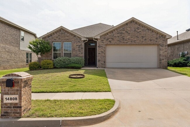 Building Photo - 3 bedroom 2 bath near Paycom!