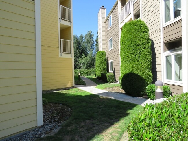 Building Photo - Redmond Downtown Charming 530 sf Studio $ 1695.00 includes parking