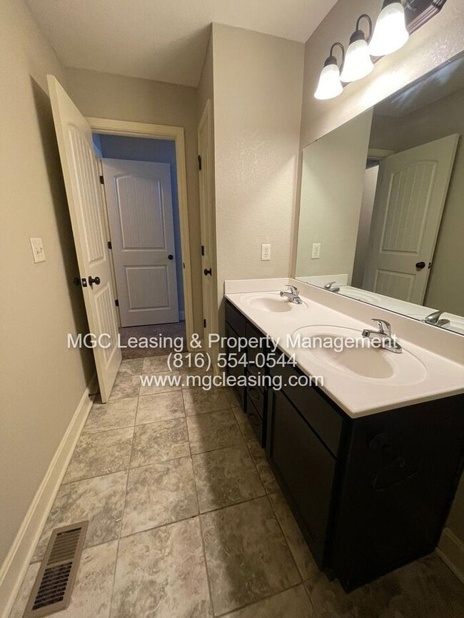 Building Photo - Eagle Creek Townhome - Unlock One Month Free with a May Move-In & 13-Month Lease