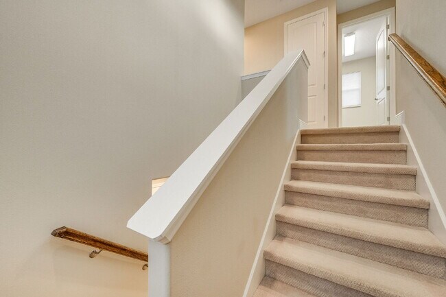 Building Photo - 4 bedroom, 3.5 bathroom in desirable Trasona!
