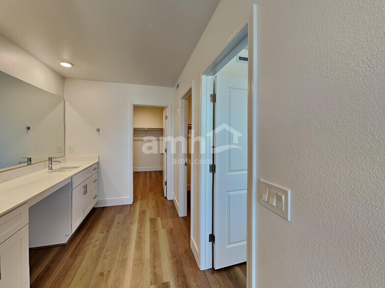 Building Photo - 5863 Vaes Dothrak St