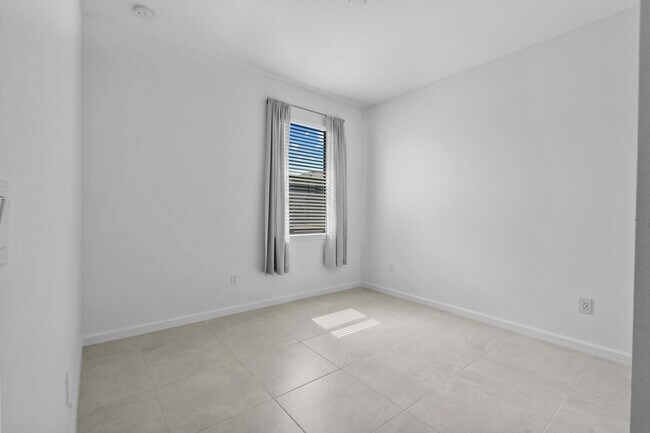 Building Photo - 758 SE Courances Dr