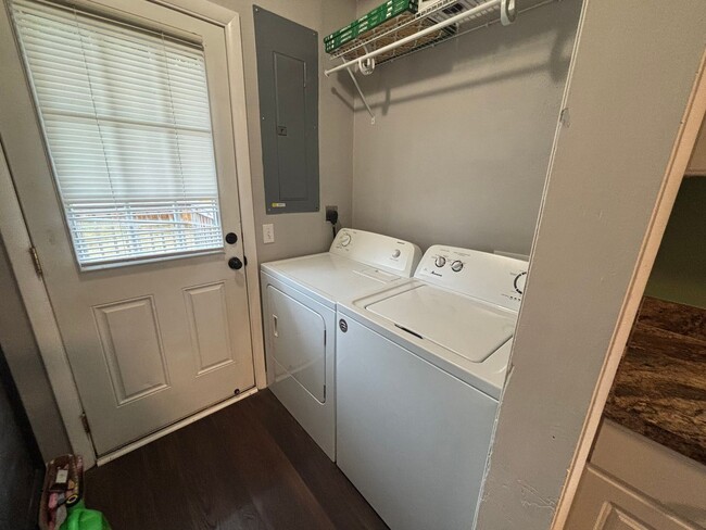 Building Photo - Charming 3 Bedroom 1 Bathroom Brick Ranch ...
