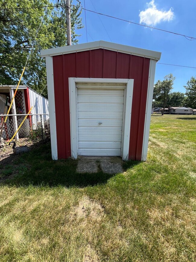 Building Photo - Large 3 Bed/2 Bath East Side Rental Home!