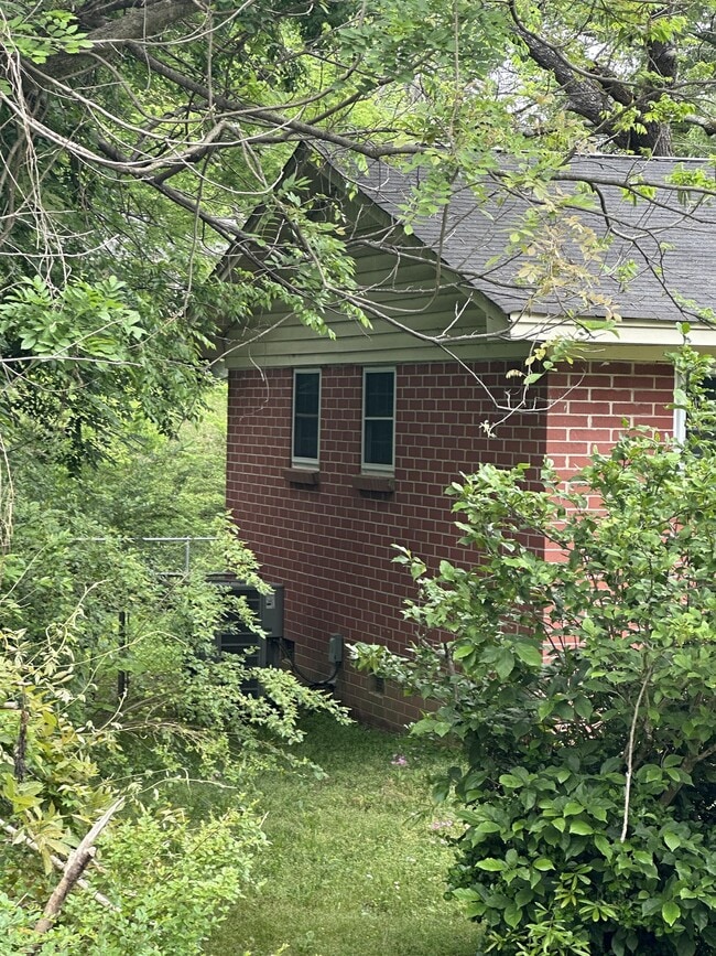 Building Photo - 170 E 10th St