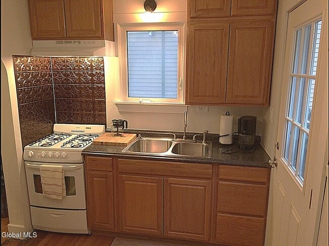 Building Photo - 164 Clinton St