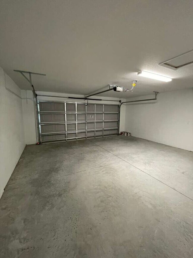 Building Photo - Beautiful brand-new construction 3-bedroom, 2-bathroom residence in Silver springs Shores!!