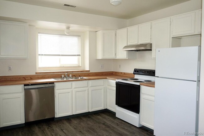 Building Photo - Recently Renovated 2 bed/1 bath Condo in C...