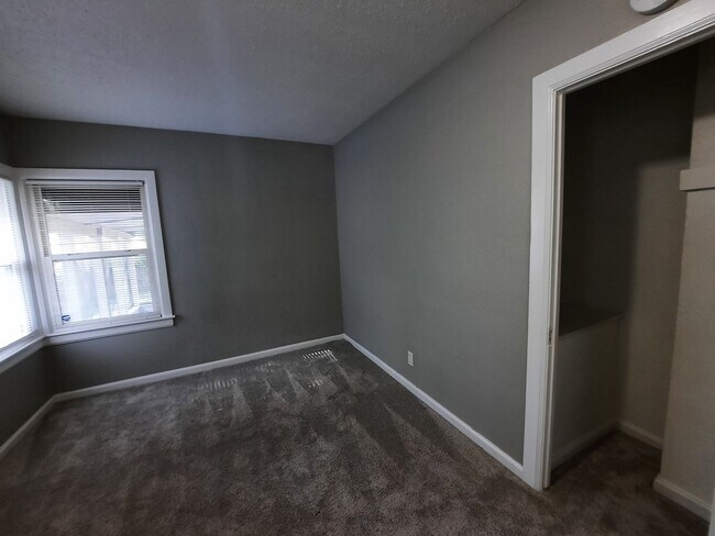 Building Photo - 3 Bedroom Home with a Fenced Yard and BEAU...