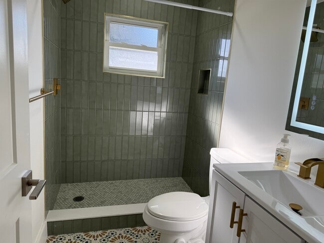 Building Photo - 446 Casuarina Cir