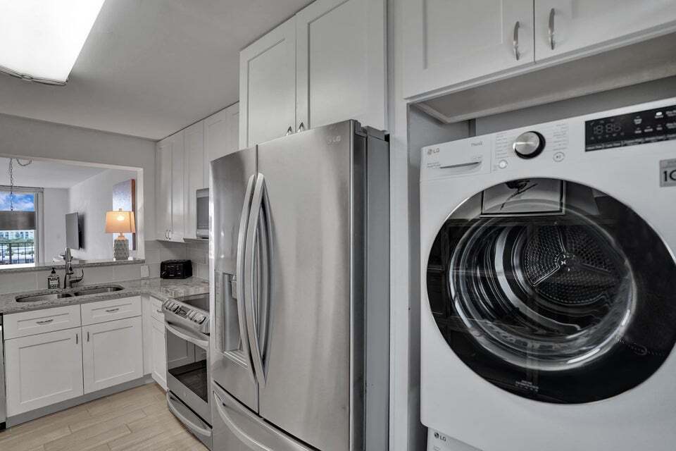 Building Photo - 3581 S Ocean Blvd