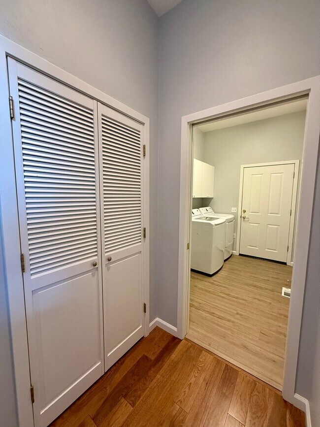 Building Photo - Single Level Cresent Meadows Home