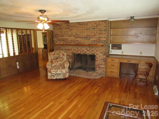 Building Photo - 1357 Beal Rd