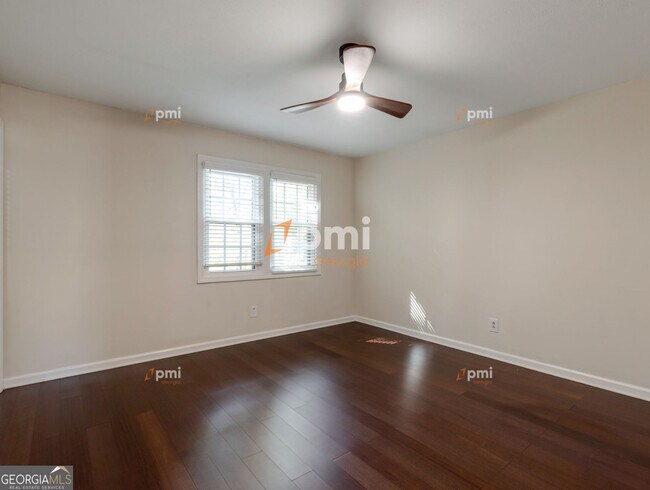 Building Photo - 3083 Colonial Way