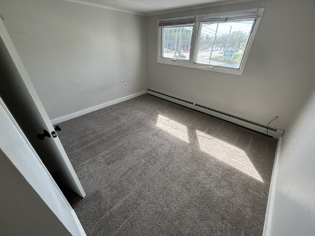 Building Photo - Bright & Spacious Apartment with Heat Included – Convenient Sanford Location!