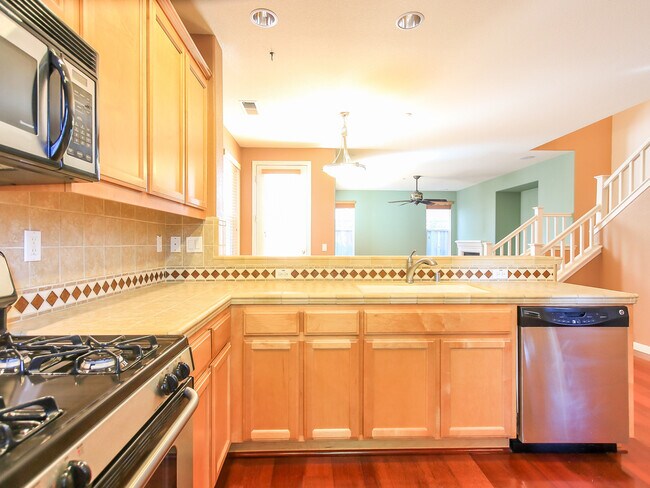 Building Photo - Beautiful and Spacious 3BR 2.5BA Single Family Home
