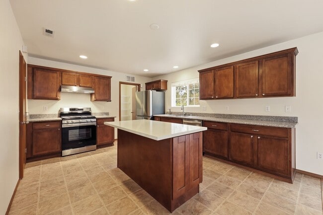 Building Photo - 3 bed 2.5 bath updated home in Tumwater School District - 2300 sq.ft. - fenced back yard.