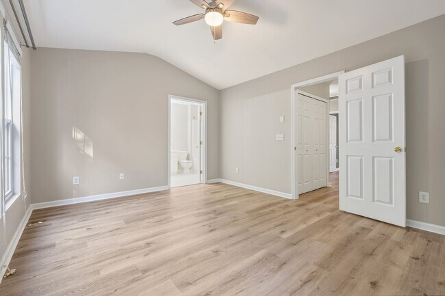 Building Photo - 3 Bedroom, 2.5 Bathroom Townhouse with Fen...