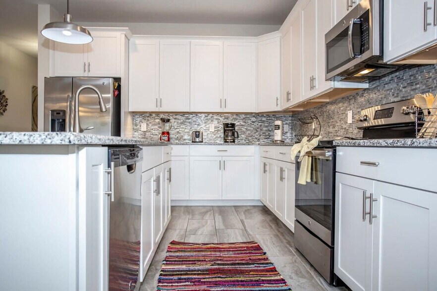 Building Photo - 4710 Sleepy Hollow Dr