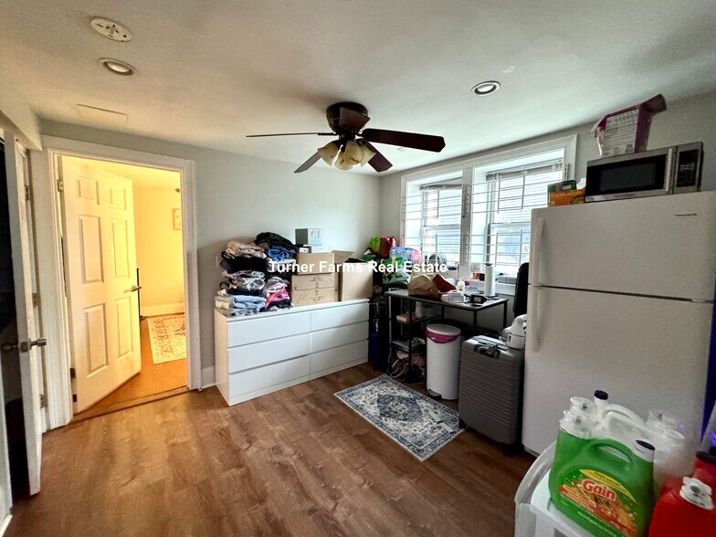 Building Photo - 717 Parker St