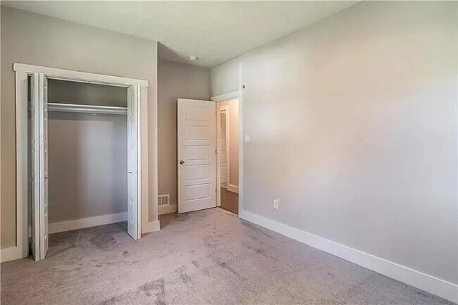 Building Photo - 4 Bed 3 Bath in Oakmont