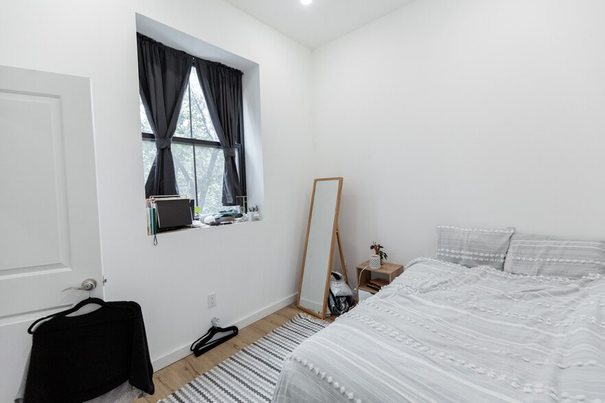 Building Photo - 3945 Lancaster Ave